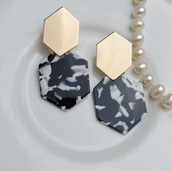 🌟5/$25 Black & white Marble Gold Earrings - Picture 3 of 3